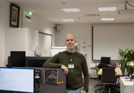WinNovan järjestelmäasiantuntija Tero Mäkelä nojailee tietokoneen näyttöön.