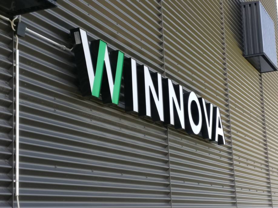 WinNovan logo rakennuksen seinässä.