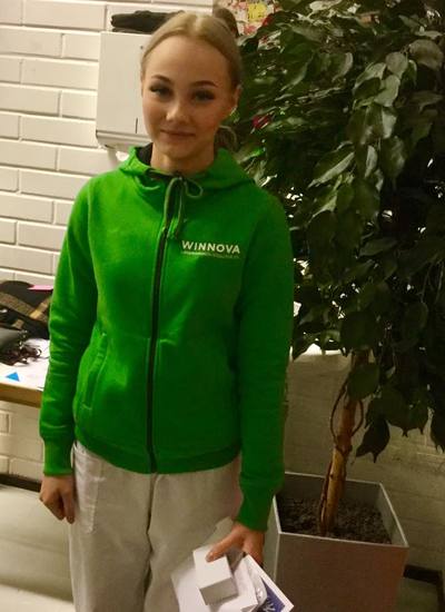 Sofia Ålander poseeraa WinNovan vihreässä hupparissa.