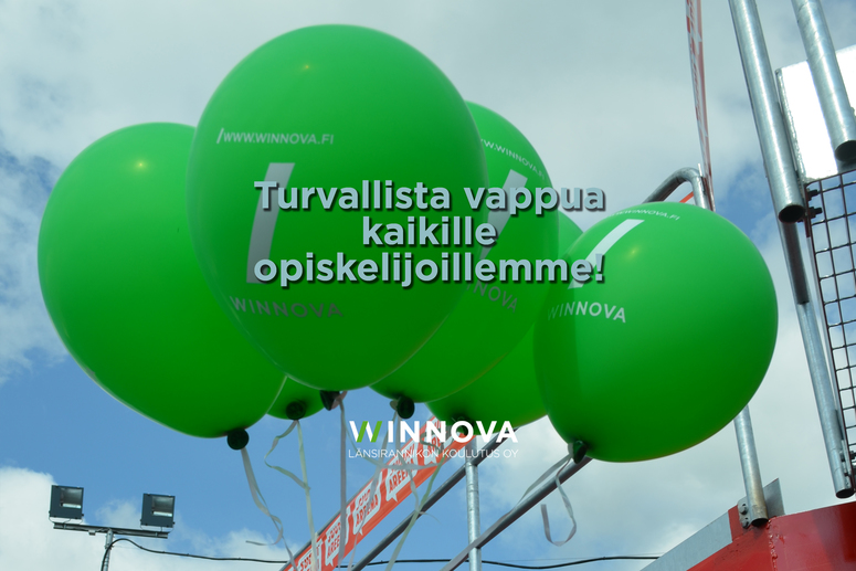 Monta vihreää ilmapalloa, joiden päälle kirjoitettu Turvallista vappua kaikille opiskelijoillemme!