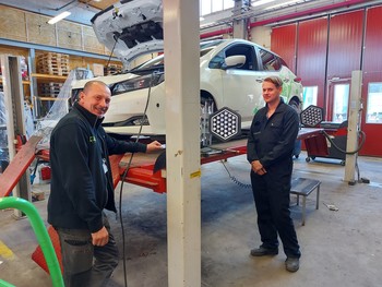 Juha Tuomisalo opastaa Mikko Syrjälää auton korjaamisessa.