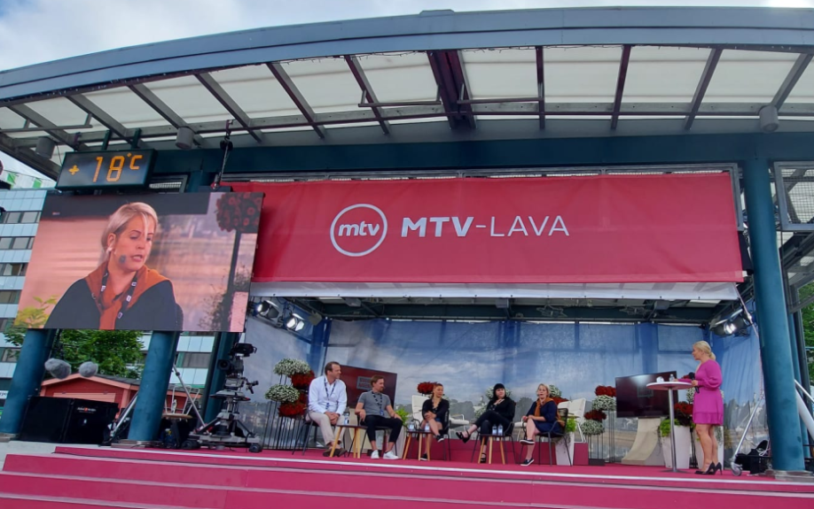 MTV-lavan vieraat yhdessä.