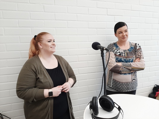 Urajuttuja-podcastissa haastateltavana kauneudenhoitoalan ammattilaiset Anne-Mari Lehtinen ja Elina Rautavuori.