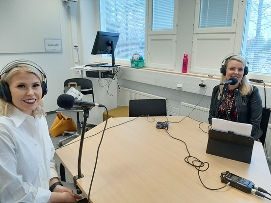 Urajuttuja-podcastin haastateltavana WinNovan hius- ja kauneudenhoitoalalta parturi-kampaajaksi valmistunut Charlotta Aapa.