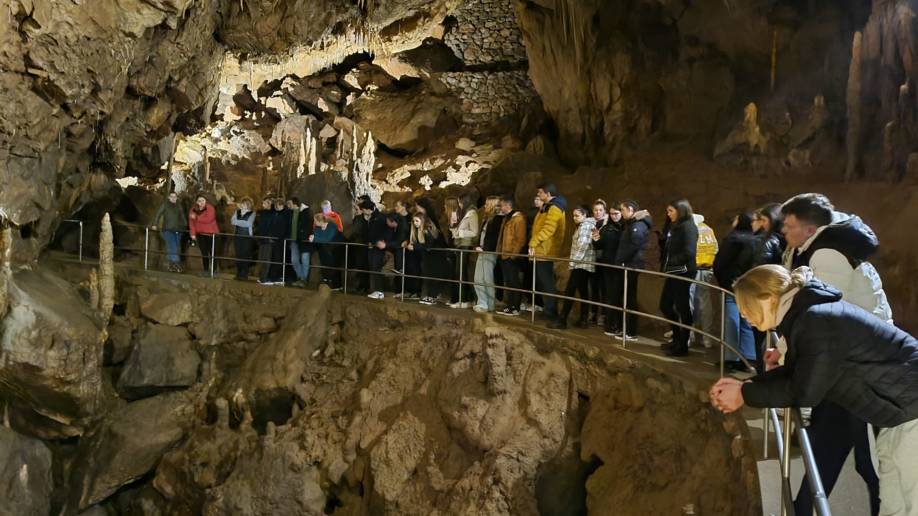 Culture Heritage -projektin ryhmä tutustumassa Aggtelekin luolastoon Unkarissa.