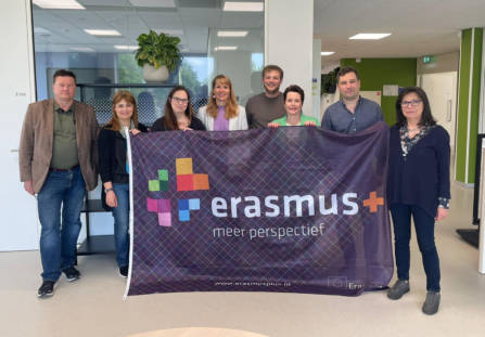 Marketing through Europe -hankkeen projektiryhmä kannattelee loppukokouksessa Erasmus+ vaihto-ohjelman lippua.