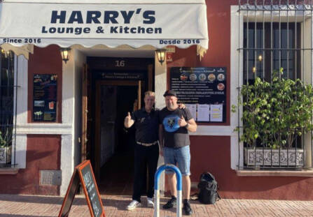 Turvallisuusalan opettaja tutustumassa Harry's Lounge & Kitchen yritykseen.