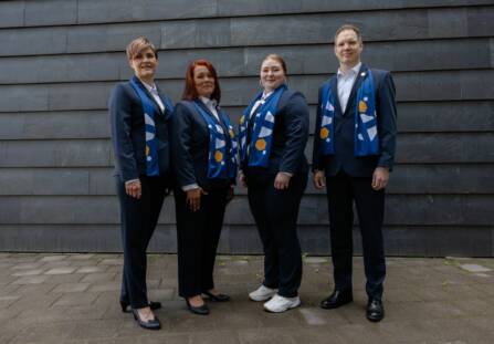 Kuvassa winnovalaiset EuroSkills-edustajat Satu Laiho, Hannele Laaksonen, Sofia Ratinen ja Konsta Ojanen ammattitaitomaajoukkueen tummansinisessä edustusasussa.