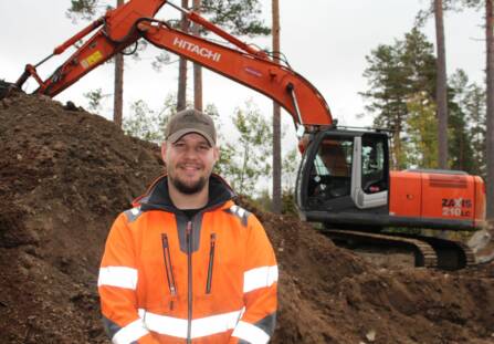 Lari-Pekka Lähteennmäki ja taustalla kaivuri.