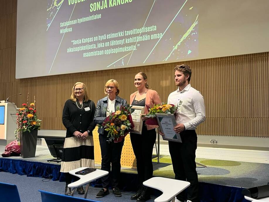 Sonja Kangas palkittuna vuoden oppisopimusopiskelijana, kuvassa myös muita palkittuja sekä opetusministeri Anna-Maja Henriksson.