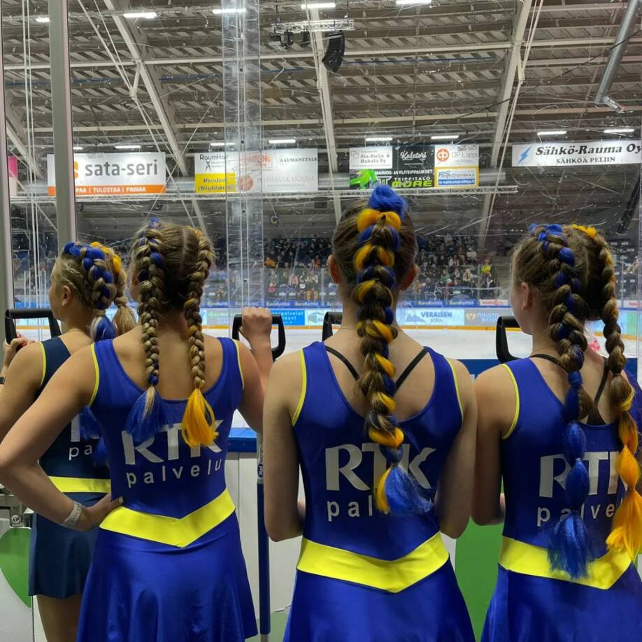 Hius- ja kauneudenhoitoalan opiskelijoiden tekemät lettikampaukset Lukon ottelun taitoluistelijoiden hiuksissa.