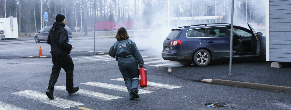 Turvallisuusalan tilanne menossa ja turvallisuusalan ammattilaiset juoksevat kolaripaikalle.