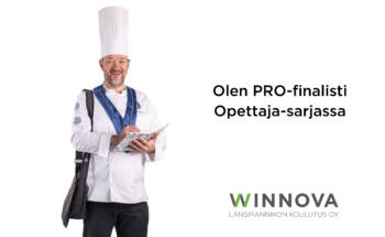 Lehtori Jukka Mäkinen Pro-finalisti. Miehellä on kokin työvaatteet, olalla musta kassi ja kädessä muistkirja ja kynä.