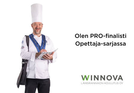 Lehtori Jukka Mäkinen Pro-finalisti. Miehellä on kokin työvaatteet, olalla musta kassi ja kädessä muistkirja ja kynä.