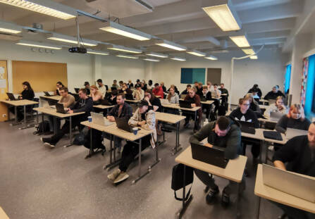Satakunnan ammattikorkeakoulun sisälogistiikan luennolla iso määrä opiskelijoita istumassa pulpeteissa. Kaikilla kannettavat tietokoneet.