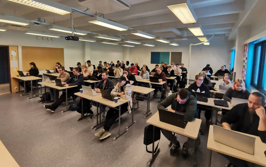 Satakunnan ammattikorkeakoulun sisälogistiikan luennolla iso määrä opiskelijoita istumassa pulpeteissa. Kaikilla kannettavat tietokoneet.