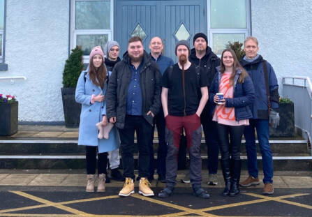 Ryhmäkuva WinNovan musiikkialan opiskelijoista ja opettajista Irlannin Galwayssä.