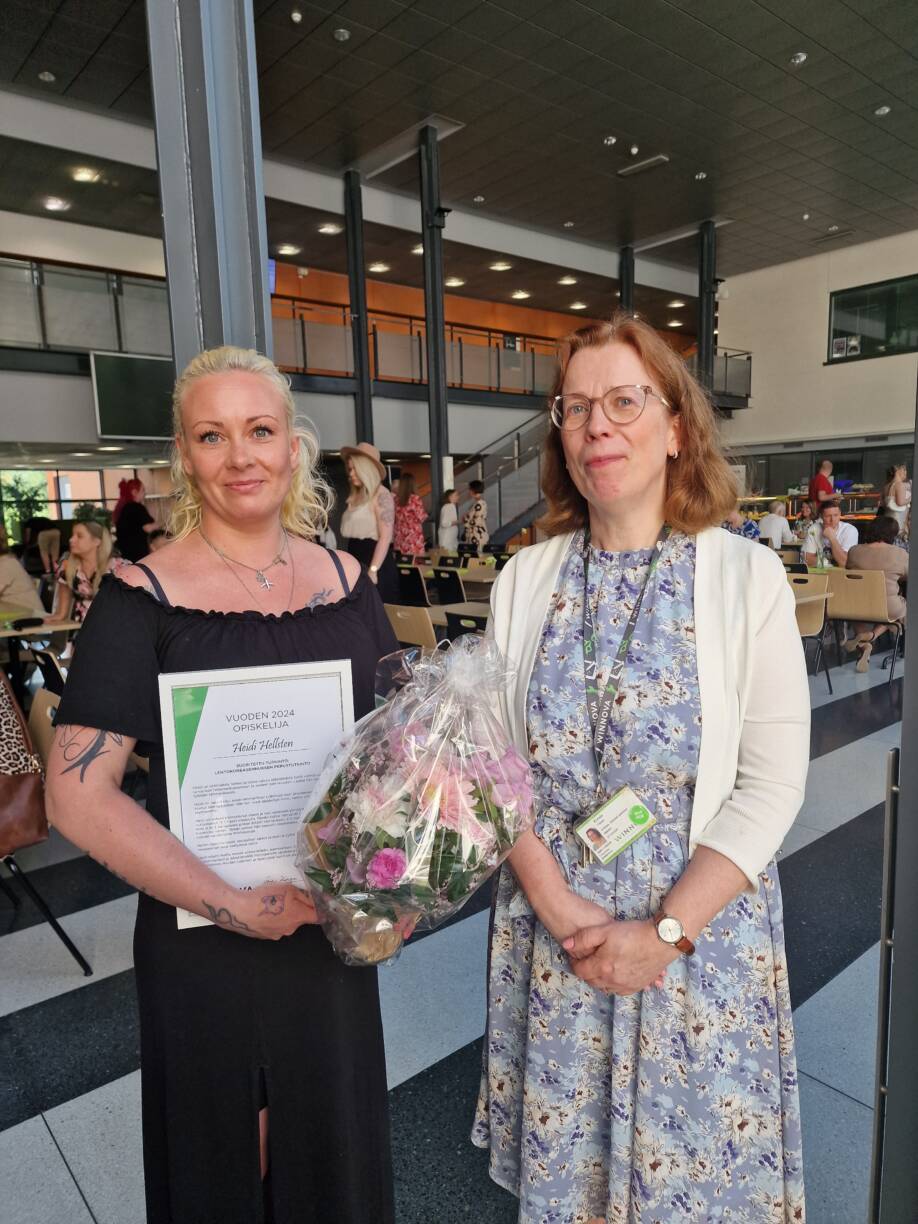 WinNovan Vuoden opiskelija 2024 Heidi Hellsten kunniakirja kädessään ja rehtori Taina Kivioja.