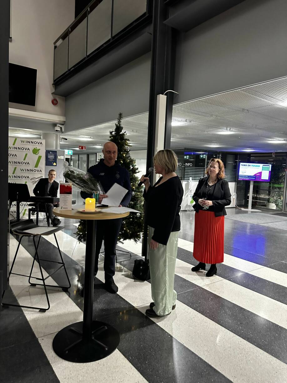 Porissa Kaisa Jokinen haastatteli opiskelija Sergii Semenchenkoa. Kuvassa myös rehtori Taina Kivioja.
