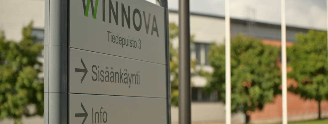 Tiedepuiston ulkona oleva opastekyltti sisäänkäynnistä ja infosta.