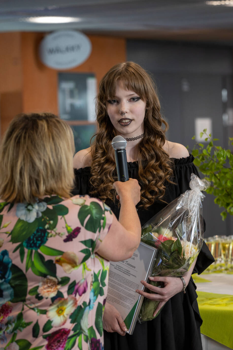 WinNovan vuoden opiskelija Mirella Toivonen Kaisa Jokisen haastateltavana.