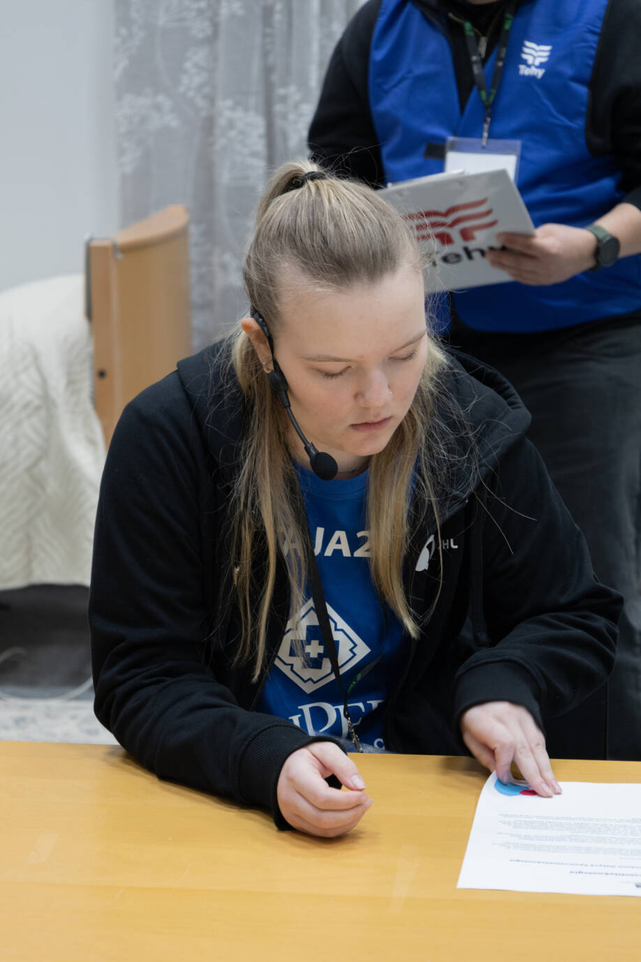 Hyvinvointiteknologia Meeri Mäki-Hokkonen suorittaa tehtävää. Kuva: Skills Finland kuvapankki.