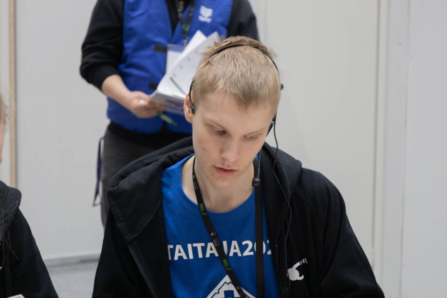 Hyvinvointiteknologia Niko Saastamoinen suorittaa tehtävää. Kuva: Skills Finland kuvapankki.