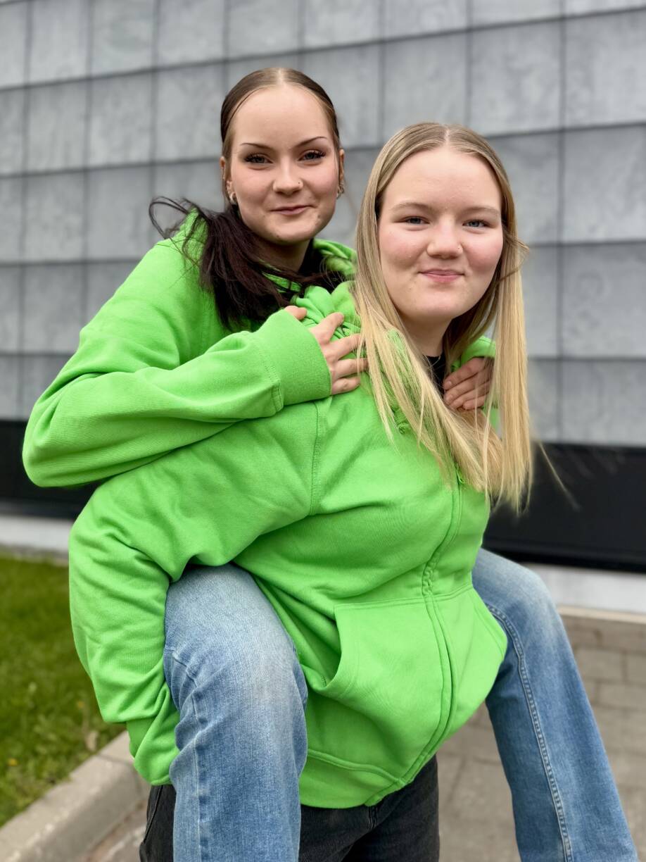 Meeri on Oonan reppuselässä.