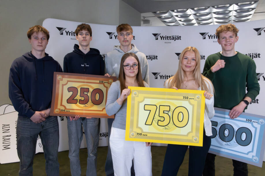 Pöllömpi idea -kilpailun voittajakolmikko palkintojen kanssa.