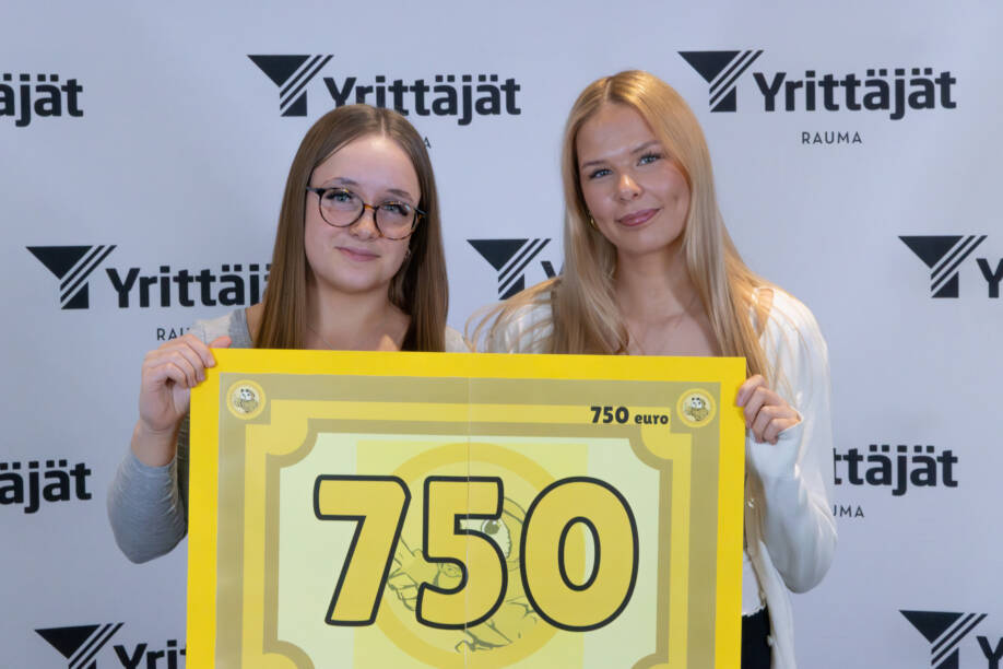Iisa Mutta ja Janita Huovinen palkintokortin kanssa.