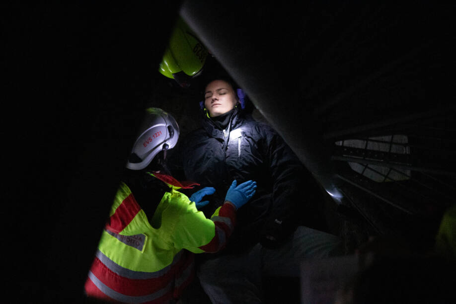 Lavastetussa pelastustehtävässä opiskelija makaa loukkaantuneena lattialla.