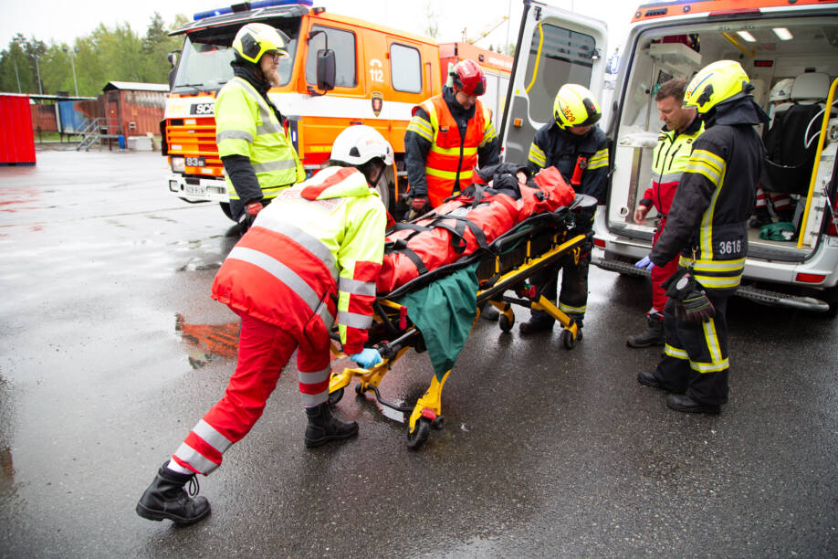 Potilasta siirretään ambulanssiin.