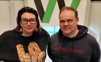 WinNovan opiskelijatoiminnan ohjaajat Hanna ja Marko, taustalla WinNova logo.