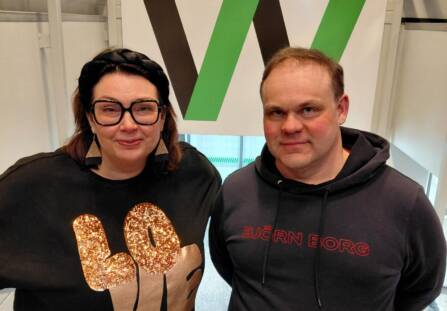 WinNovan opiskelijatoiminnan ohjaajat Hanna ja Marko, taustalla WinNova logo.