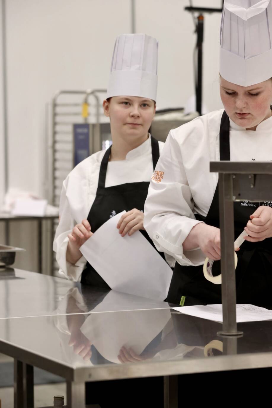 Alina Mäntyharju ja Lyydia Aho kilpailevat kokki-lajissa.