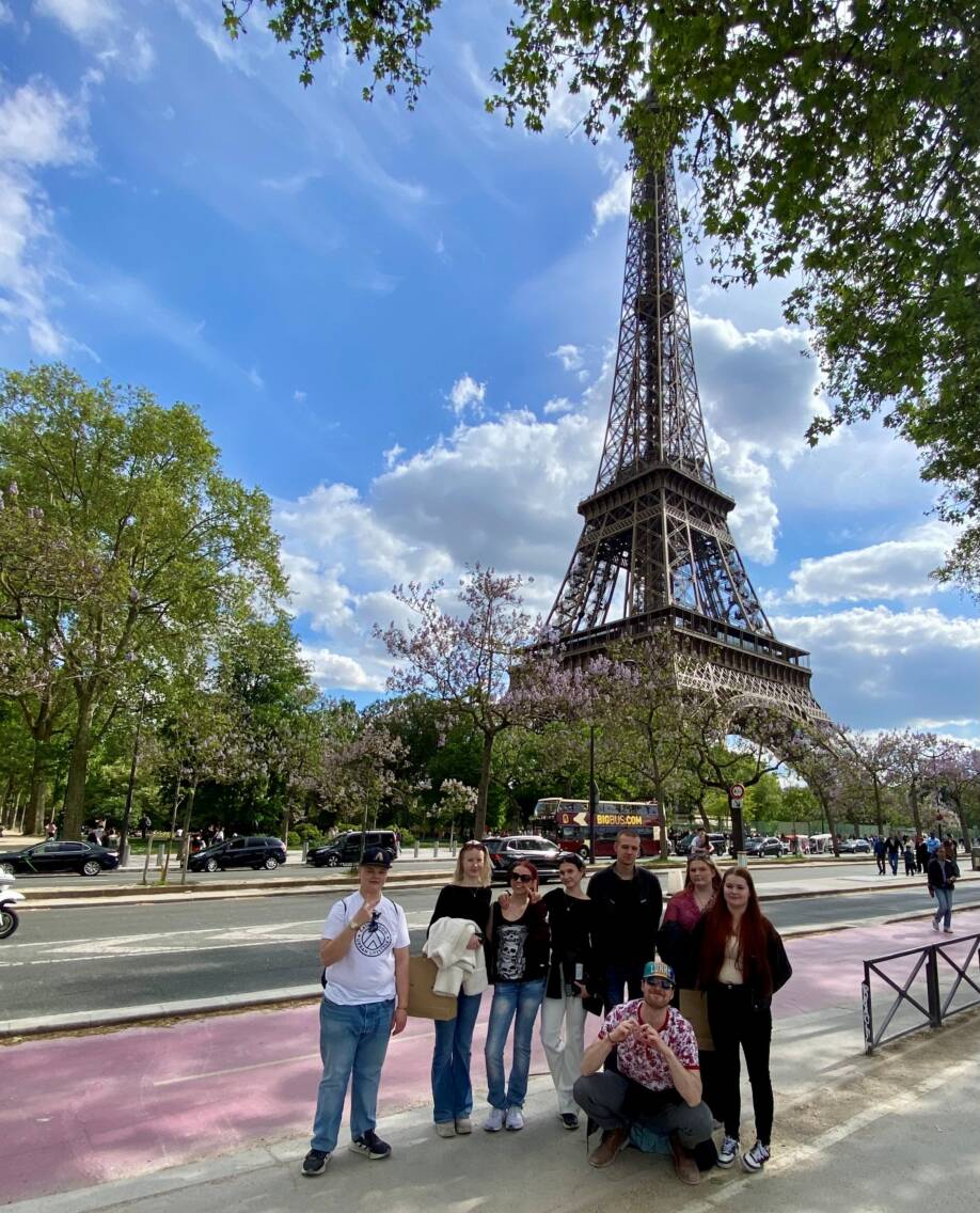 Opiskelijat yhteiskuvassa Pariisin keskustassa. Taustalla näkyy Eiffel-torni.