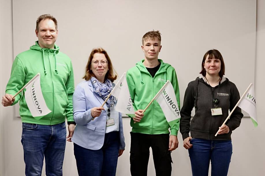 Konsta Ojanen, Taina Kivioja, Jami Bremer ja Greta Viro heiluttavat lippuja.