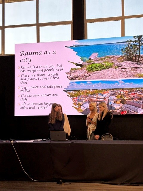 Raumalaiset esittelevät kotikaupunkiaan luokan edessä.