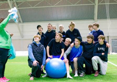 Norsufutiksen joukkue yhteiskuvassa pelikentällä ison pallon kanssa.