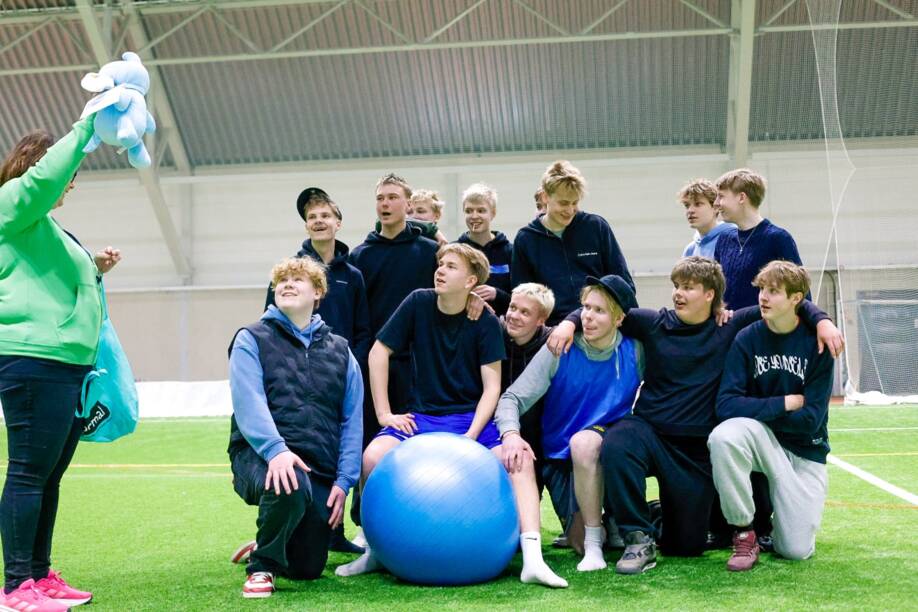 Norsufutiksen joukkue yhteiskuvassa pelikentällä ison pallon kanssa.