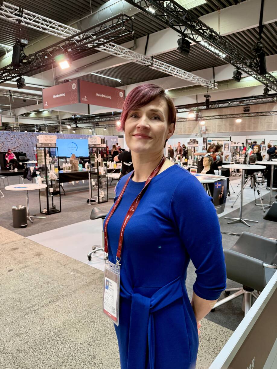 WinNovan hiusalan lehtori Satu Laiho EuroSkills kisoissa experttinä.