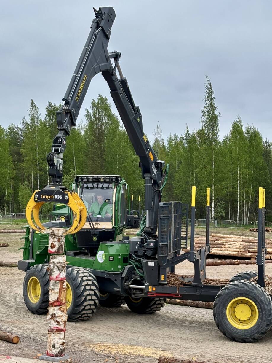 Severi Kujansuu kilpailee metsäkoneen käytössä.