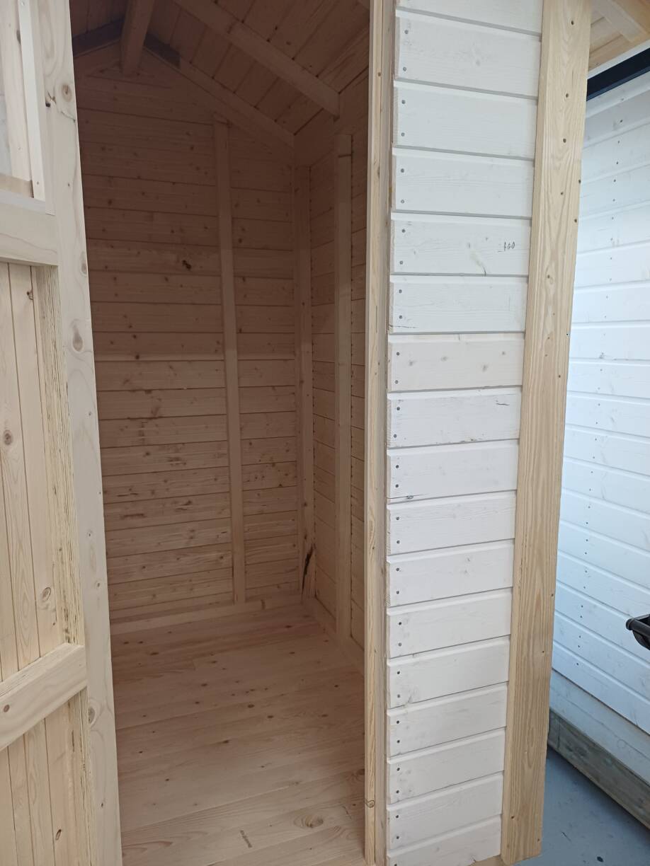 Puinen ulkovessa sisältä kuvattuna.