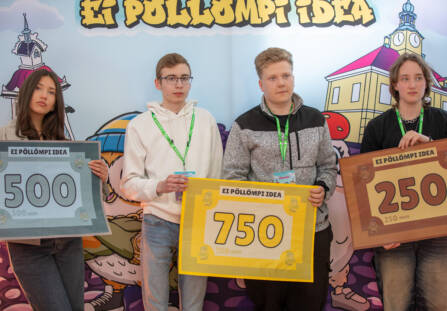 Ei pöllömpi idea -kisan voittajakolmikko yhteiskuvassa kisaseinän edessä.