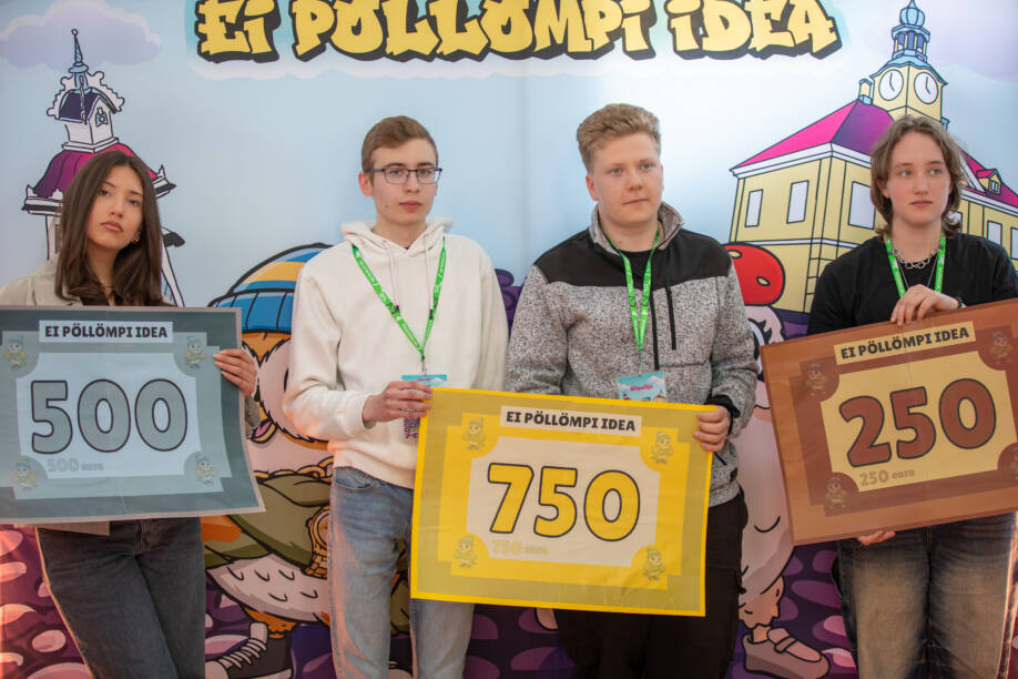Ei pöllömpi idea -kisan voittajakolmikko yhteiskuvassa kisaseinän edessä.