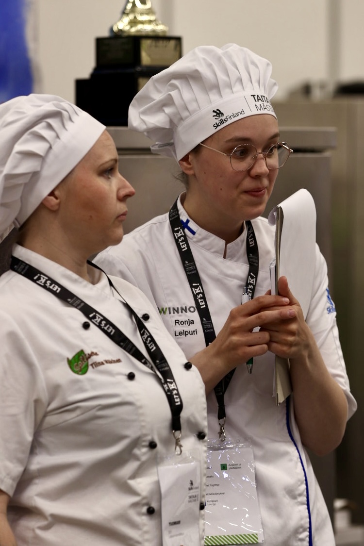 Leipuri-kondiittori lajin tuomarina Ronja Kaupinsalo.