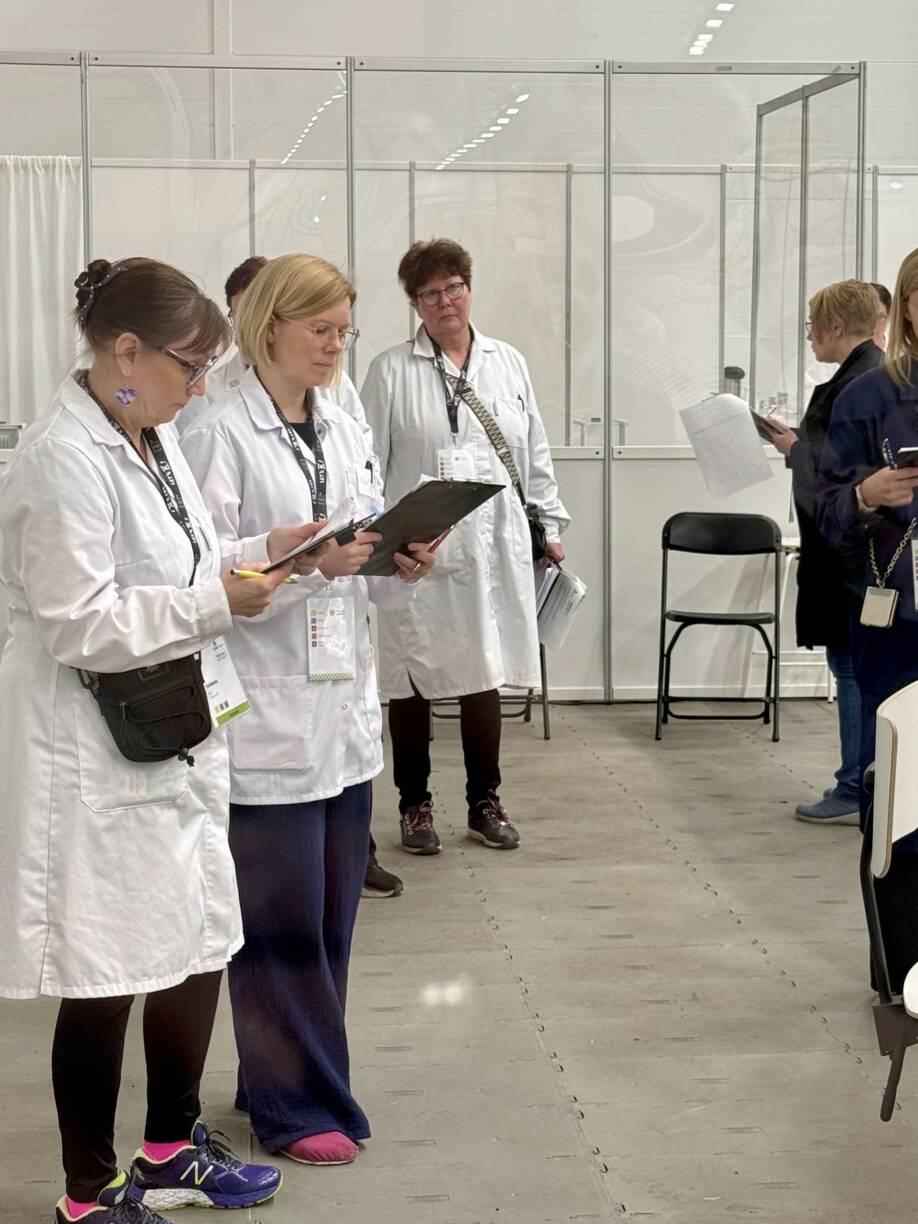 Anne Jurva (keskellä takana) tuomarina laborantti lajissa.