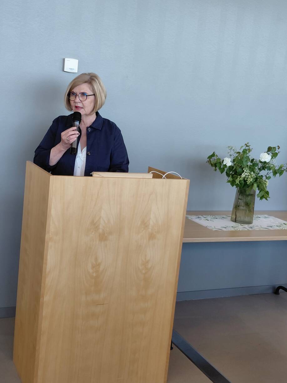 Fia Heino pitämässä puhetta Rauman juhlassa.