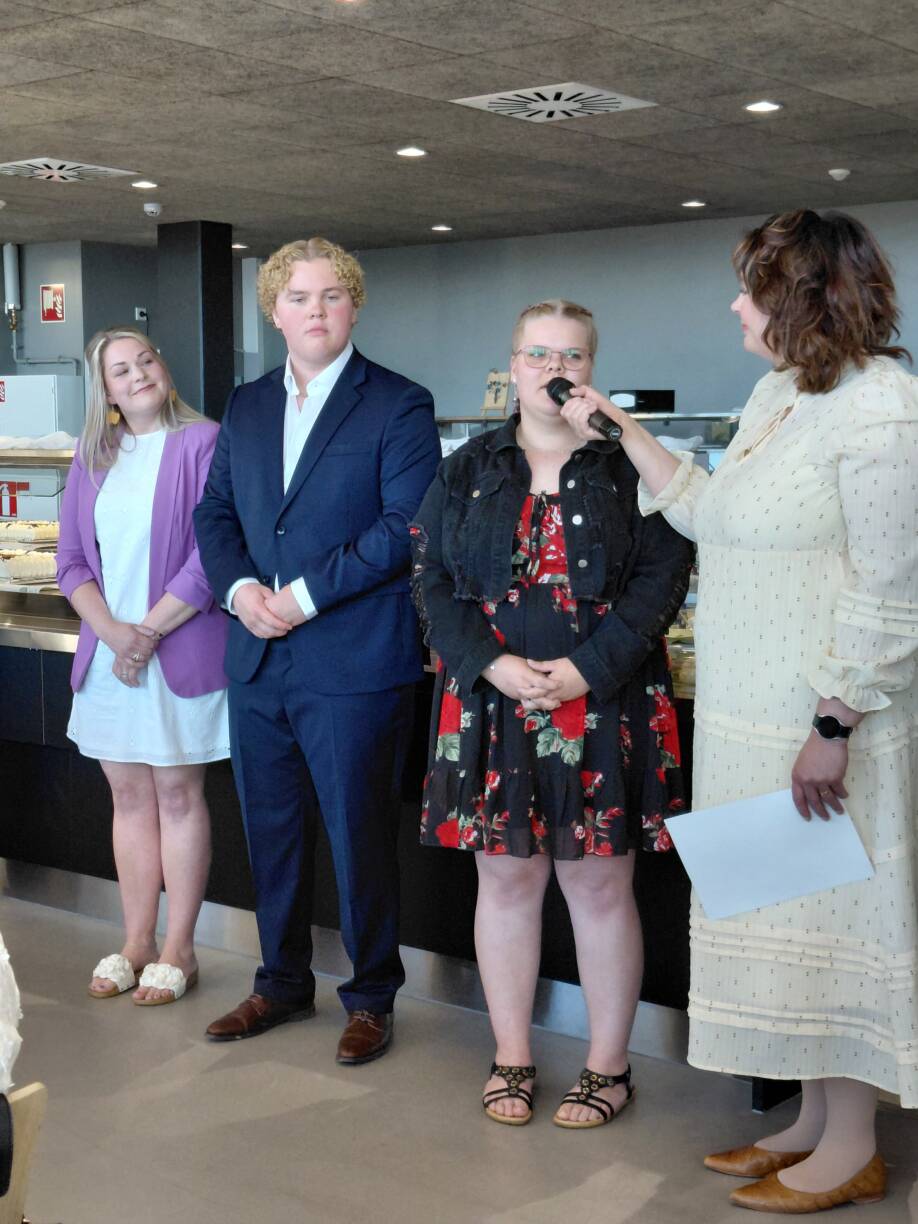Hanna Vatka haastattelee opiskelijoita.