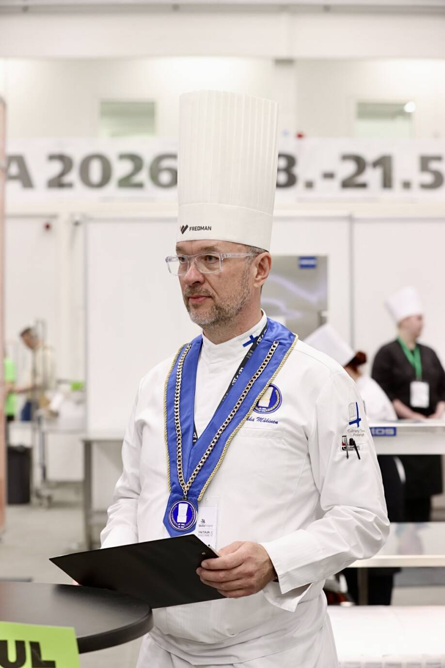 Jukka Mäkinen tuomarina kokkilajissa.